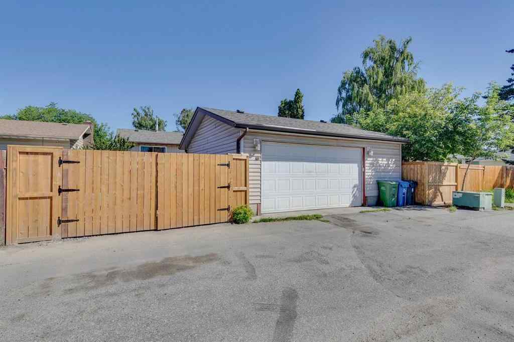 MLS® A2267622 - 2823 Dover Ridge Drive SE in Dover Calgary, Residential