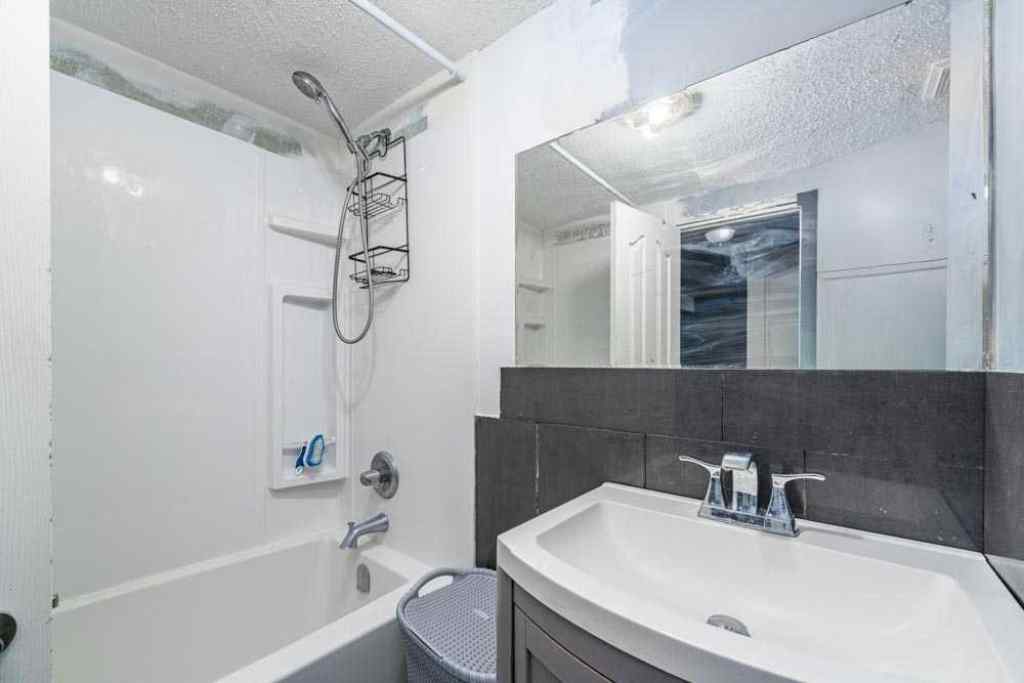 MLS® A2267623 - 6707 23 Avenue NE in Pineridge Calgary, Residential