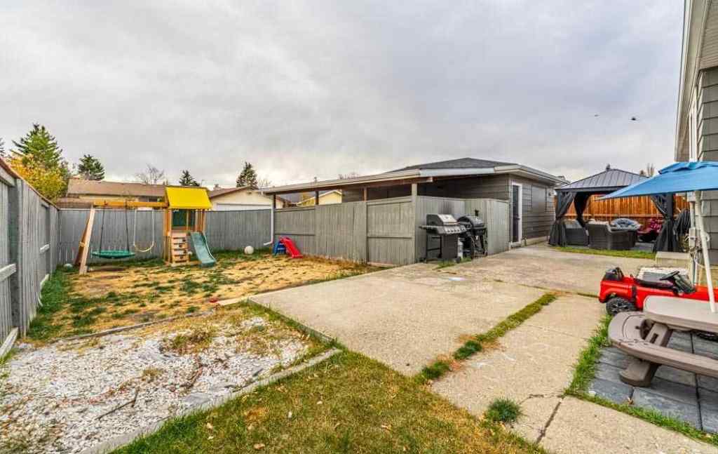 MLS® A2267623 - 6707 23 Avenue NE in Pineridge Calgary, Residential