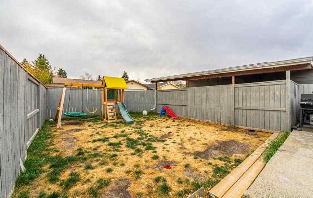 MLS® A2267623 - 6707 23 Avenue NE in Pineridge Calgary, Residential