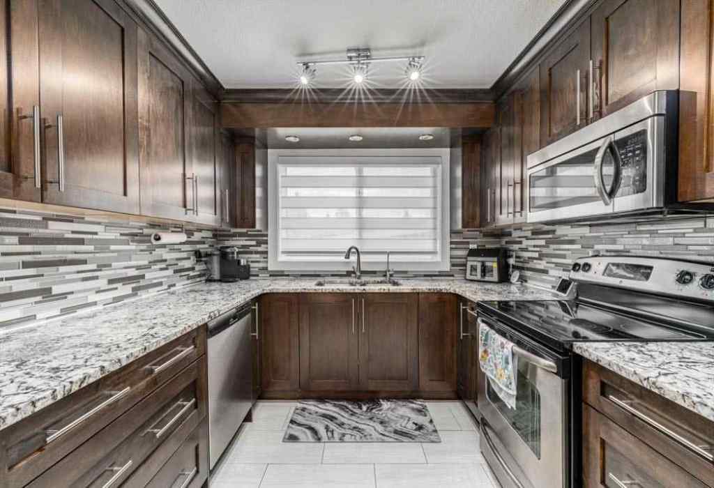 MLS® A2267623 - 6707 23 Avenue NE in Pineridge Calgary, Residential