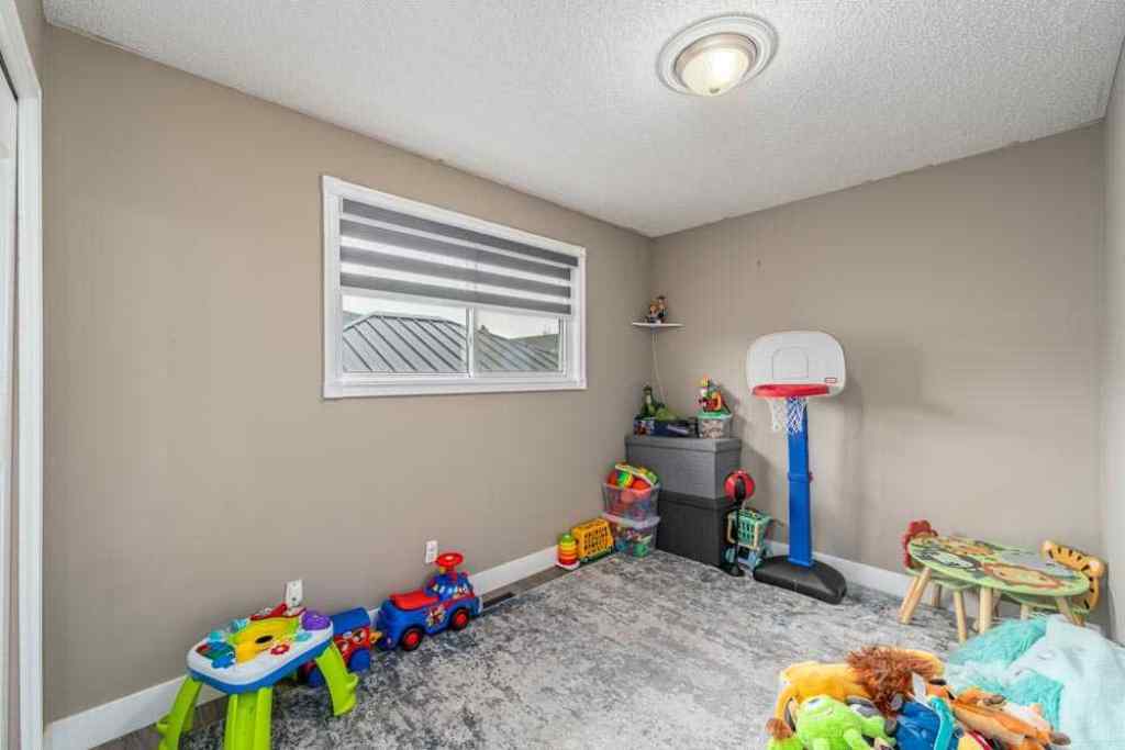 MLS® A2267623 - 6707 23 Avenue NE in Pineridge Calgary, Residential