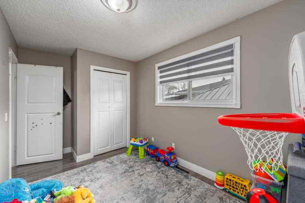 MLS® A2267623 - 6707 23 Avenue NE in Pineridge Calgary, Residential