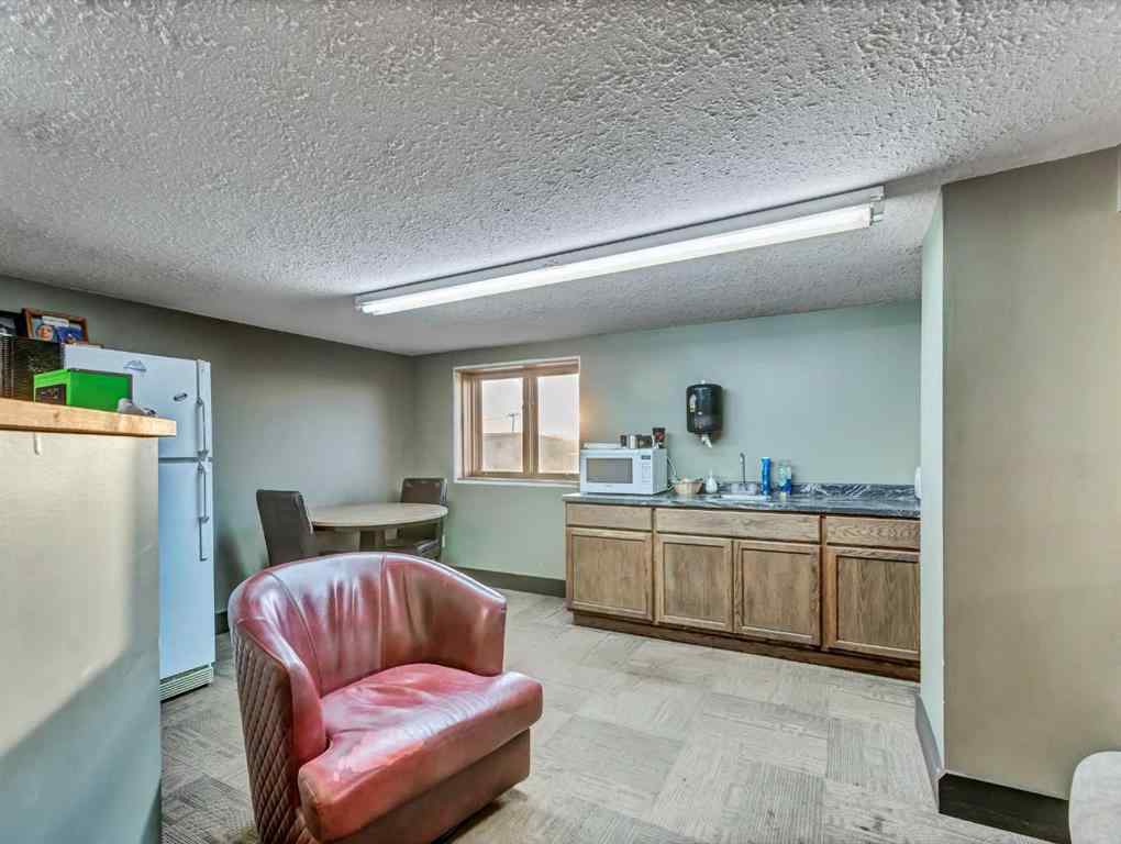 MLS® A2267632 - 674 17 Street SW in South West Industrial Medicine Hat, Commercial