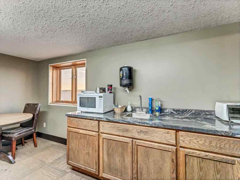 MLS® A2267632 - 674 17 Street SW in South West Industrial Medicine Hat, Commercial