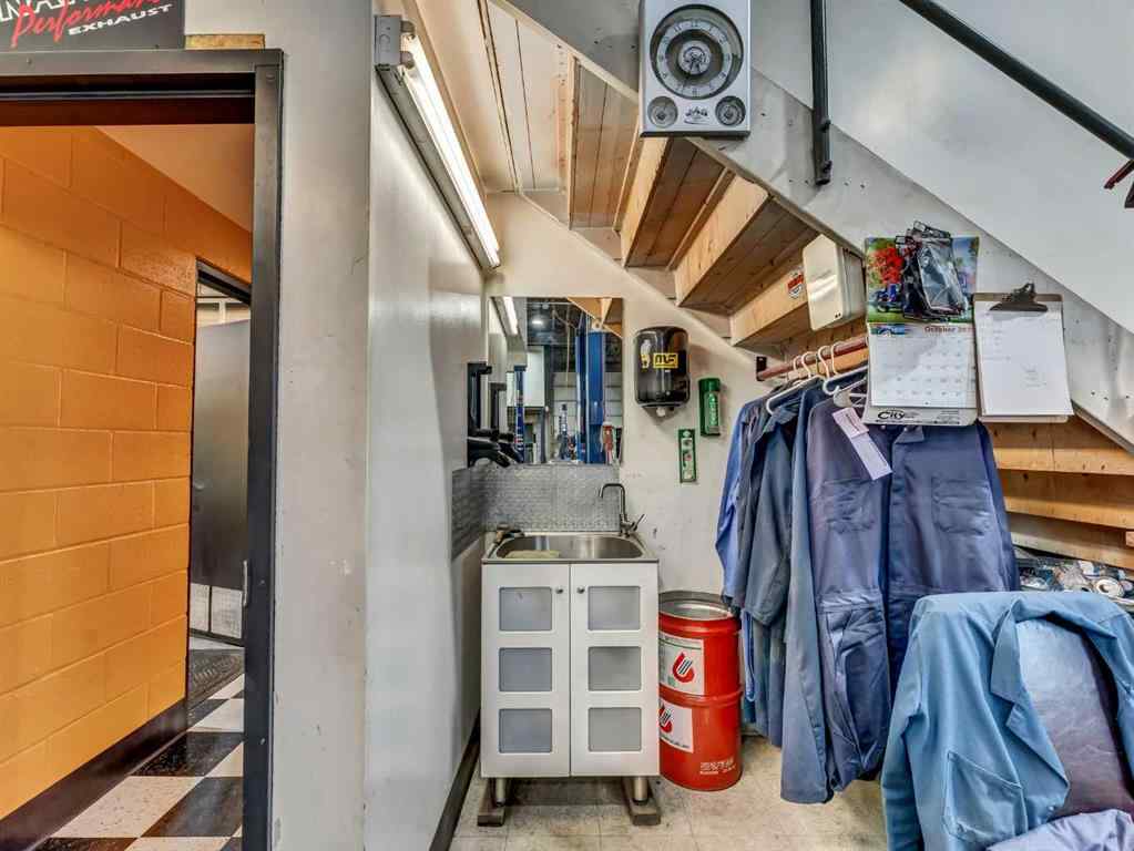 MLS® A2267632 - 674 17 Street SW in South West Industrial Medicine Hat, Commercial