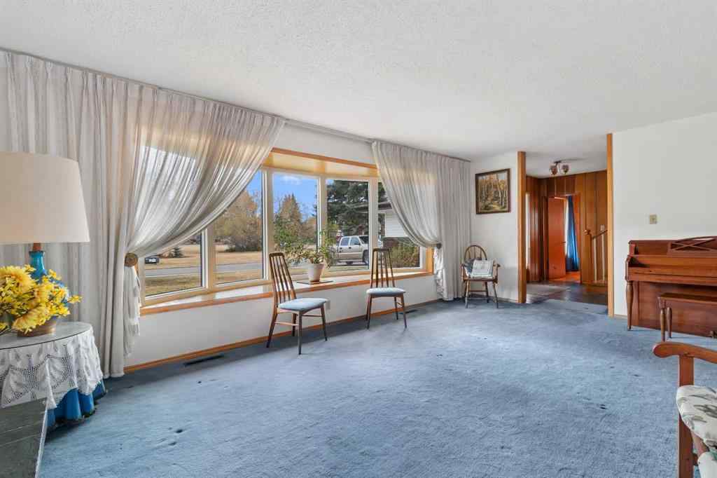 MLS® A2267634 - 10 Sunnyside Crescent  in Sunnybrook Red Deer, Residential