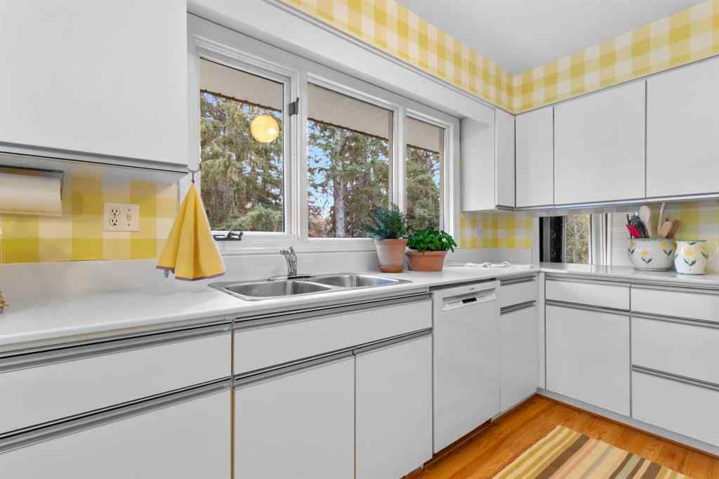 MLS® A2267634 - 10 Sunnyside Crescent  in Sunnybrook Red Deer, Residential