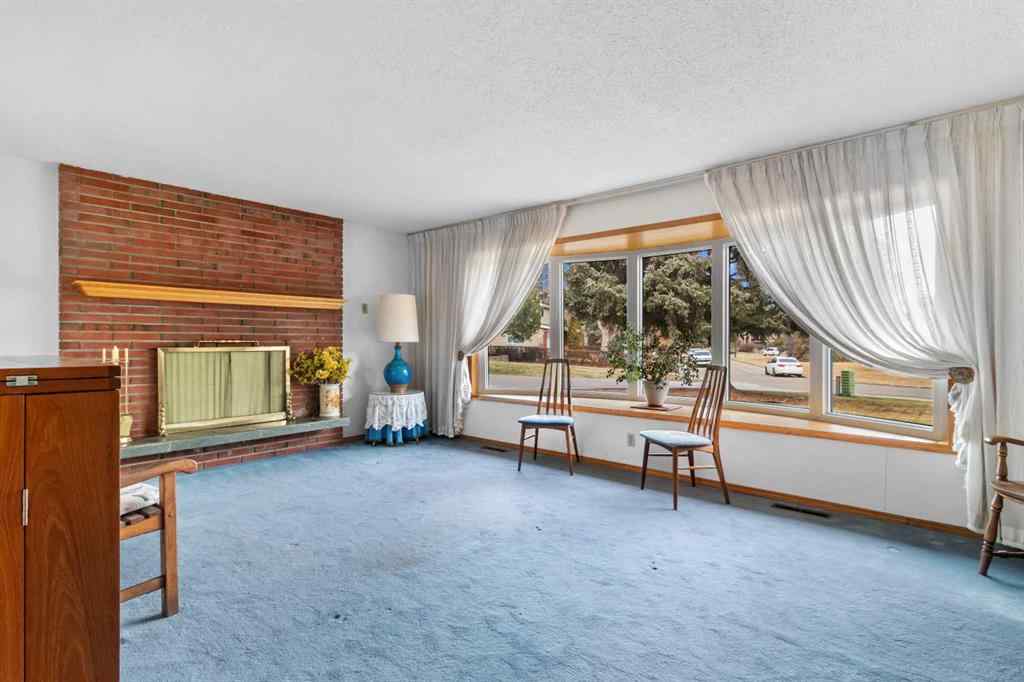 MLS® A2267634 - 10 Sunnyside Crescent  in Sunnybrook Red Deer, Residential