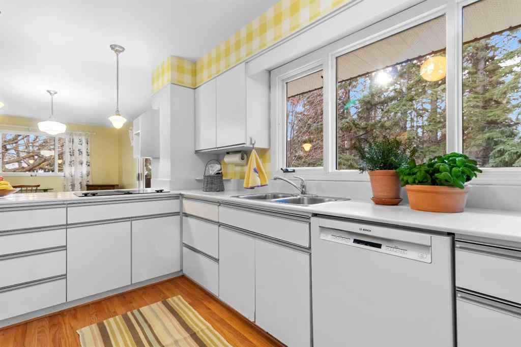 MLS® A2267634 - 10 Sunnyside Crescent  in Sunnybrook Red Deer, Residential