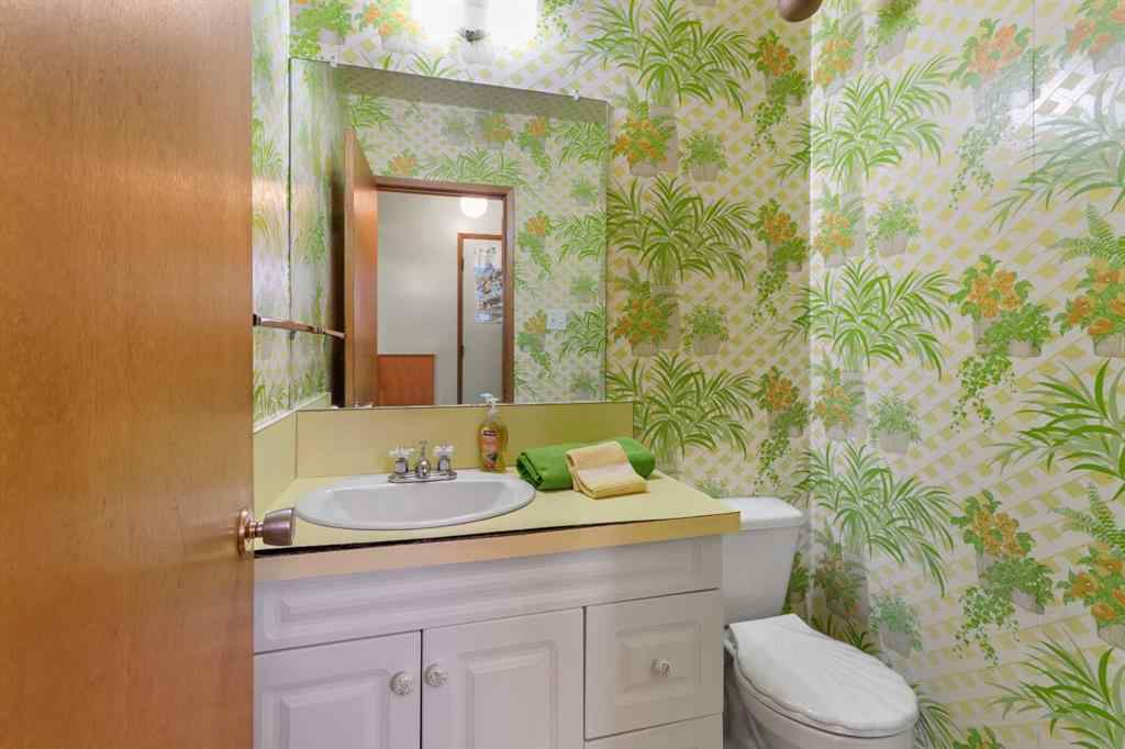 MLS® A2267634 - 10 Sunnyside Crescent  in Sunnybrook Red Deer, Residential