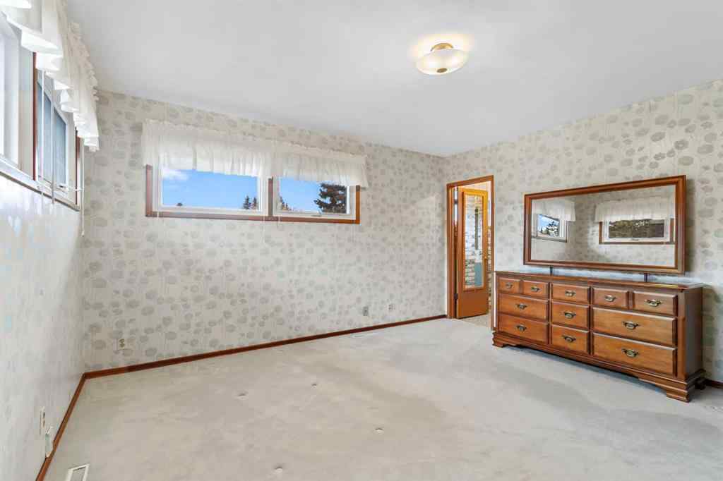 MLS® A2267634 - 10 Sunnyside Crescent  in Sunnybrook Red Deer, Residential