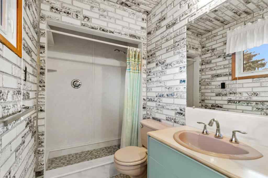 MLS® A2267634 - 10 Sunnyside Crescent  in Sunnybrook Red Deer, Residential