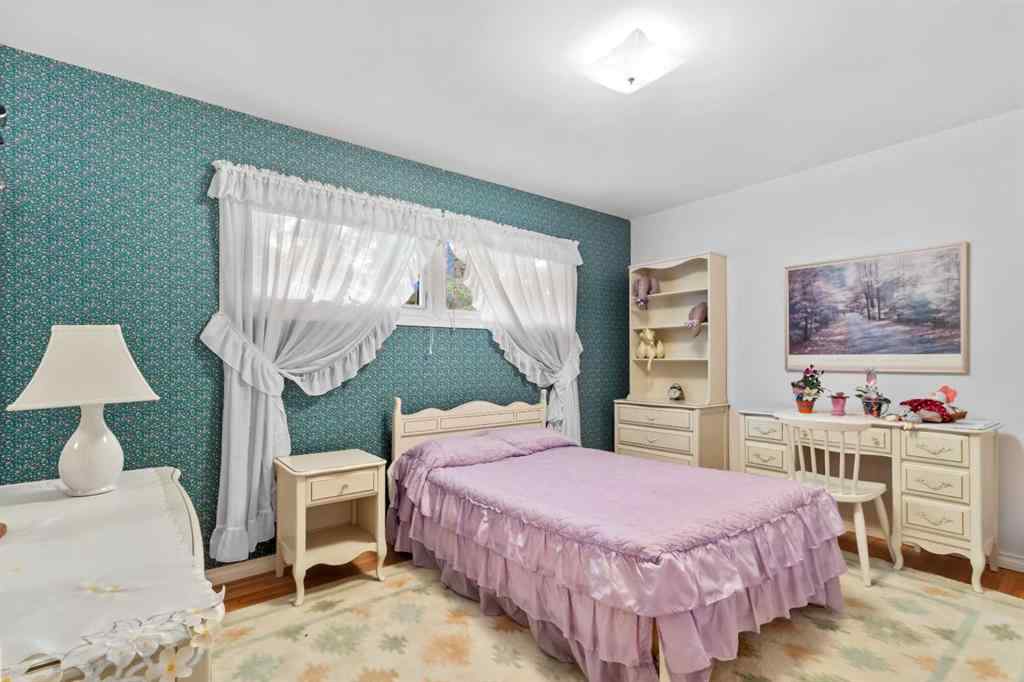 MLS® A2267634 - 10 Sunnyside Crescent  in Sunnybrook Red Deer, Residential