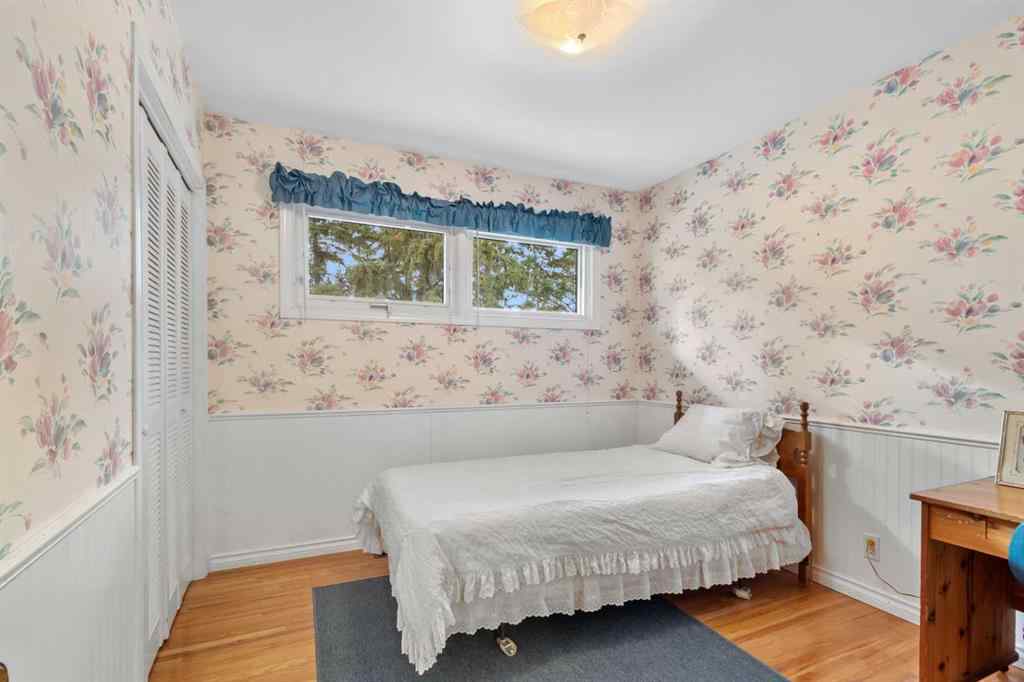 MLS® A2267634 - 10 Sunnyside Crescent  in Sunnybrook Red Deer, Residential