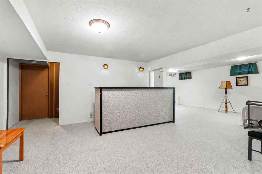 MLS® A2267634 - 10 Sunnyside Crescent  in Sunnybrook Red Deer, Residential