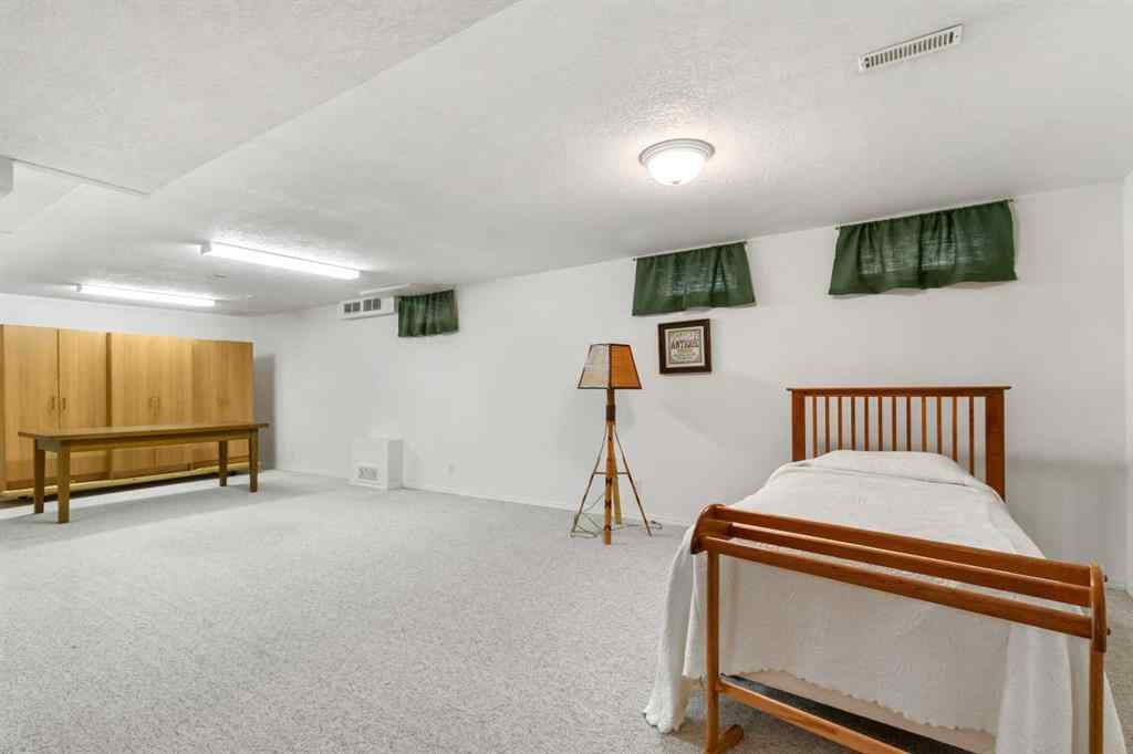 MLS® A2267634 - 10 Sunnyside Crescent  in Sunnybrook Red Deer, Residential