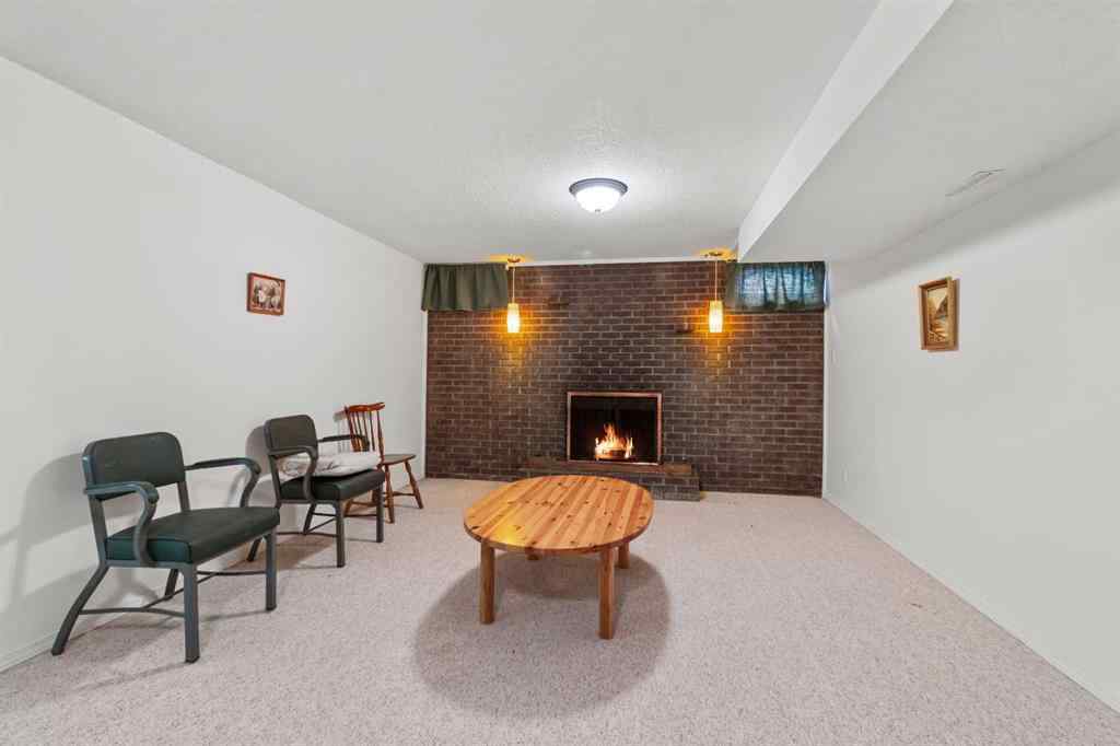 MLS® A2267634 - 10 Sunnyside Crescent  in Sunnybrook Red Deer, Residential