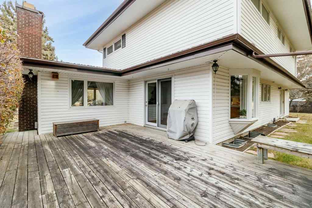 MLS® A2267634 - 10 Sunnyside Crescent  in Sunnybrook Red Deer, Residential
