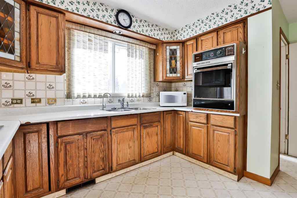 MLS® A2267643 - 2010 10th Avenue S in Victoria Park Lethbridge, Residential