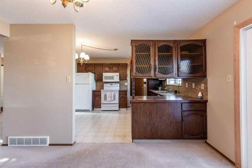 MLS® A2267656 - 8 Ross Glen Green SE in Ross Glen Medicine Hat, Residential