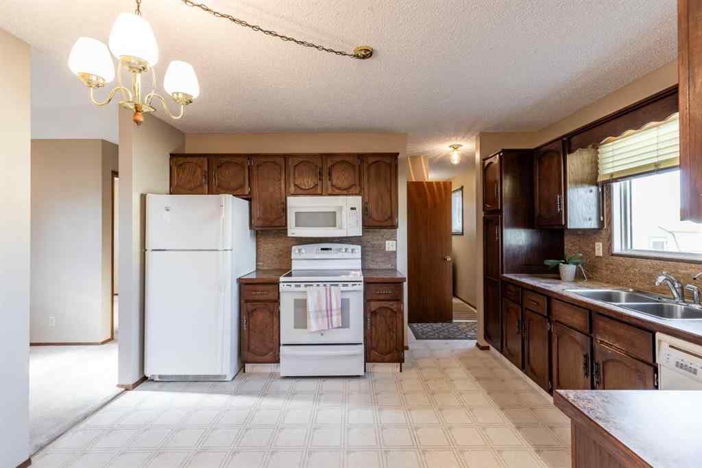 MLS® A2267656 - 8 Ross Glen Green SE in Ross Glen Medicine Hat, Residential