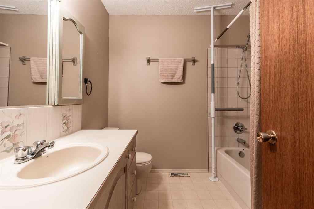 MLS® A2267656 - 8 Ross Glen Green SE in Ross Glen Medicine Hat, Residential