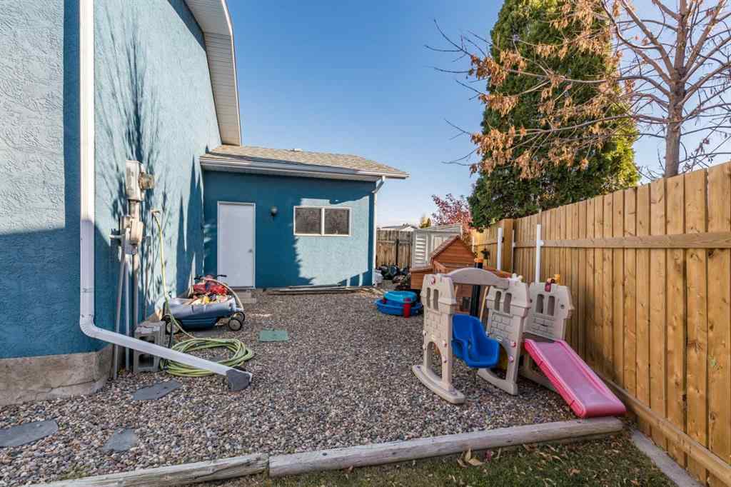 MLS® A2267668 - 2195 Hull Way NE in Northeast Crescent Heights Medicine Hat, Residential