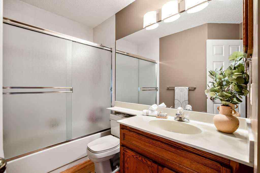 MLS® A2267767 - 152 Douglas Woods Grove SE in Douglasdale/Glen Calgary, Residential