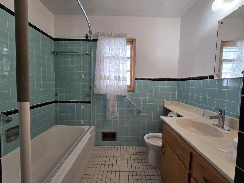 MLS® A2267816 - 91 Holly Street NW in Highwood Calgary, Residential