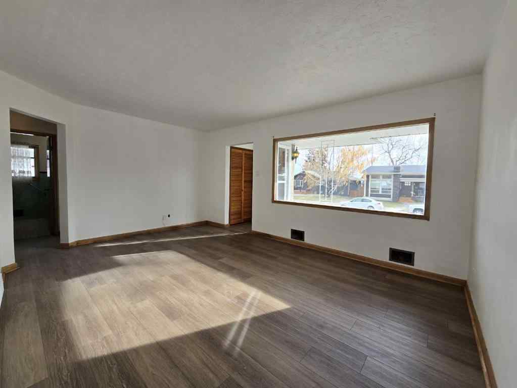 MLS® A2267816 - 91 Holly Street NW in Highwood Calgary, Residential