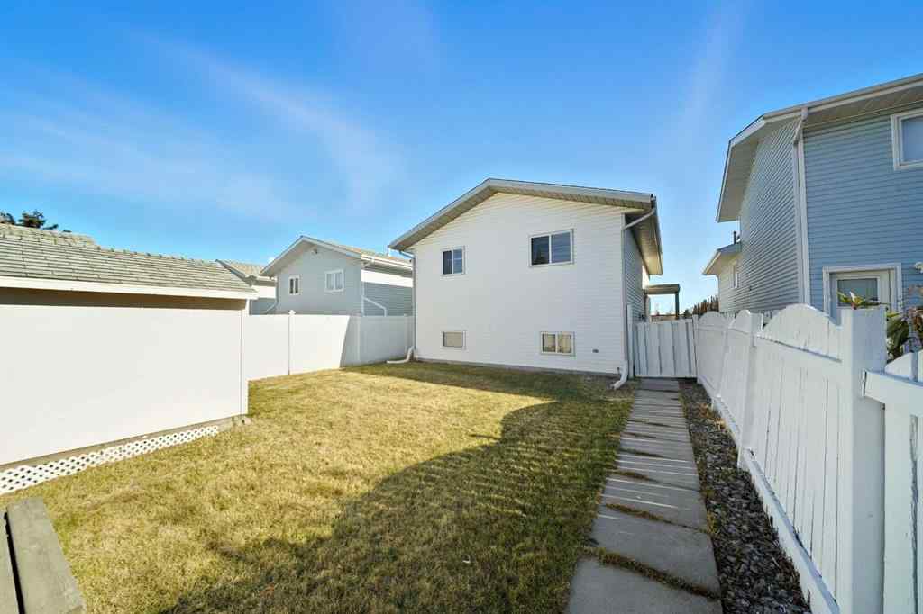 MLS&reg; # A2267826 - 4706 43 Street  in Palo Sylvan Lake, Residential Open Houses