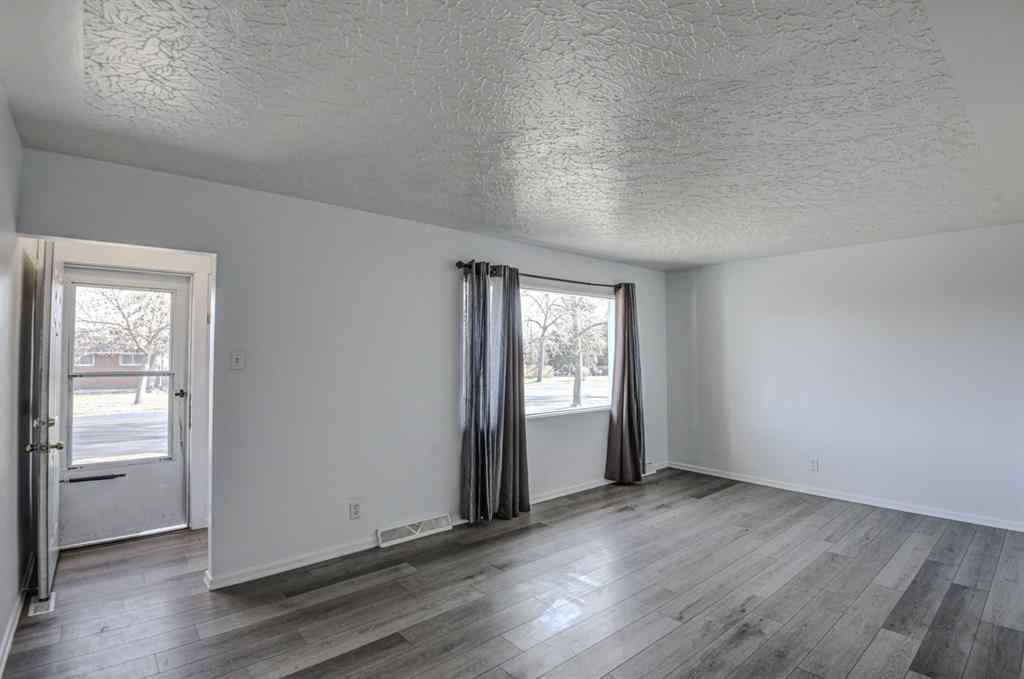 MLS® A2267837 - 6011 Centre Street NW in Thorncliffe Calgary, Residential