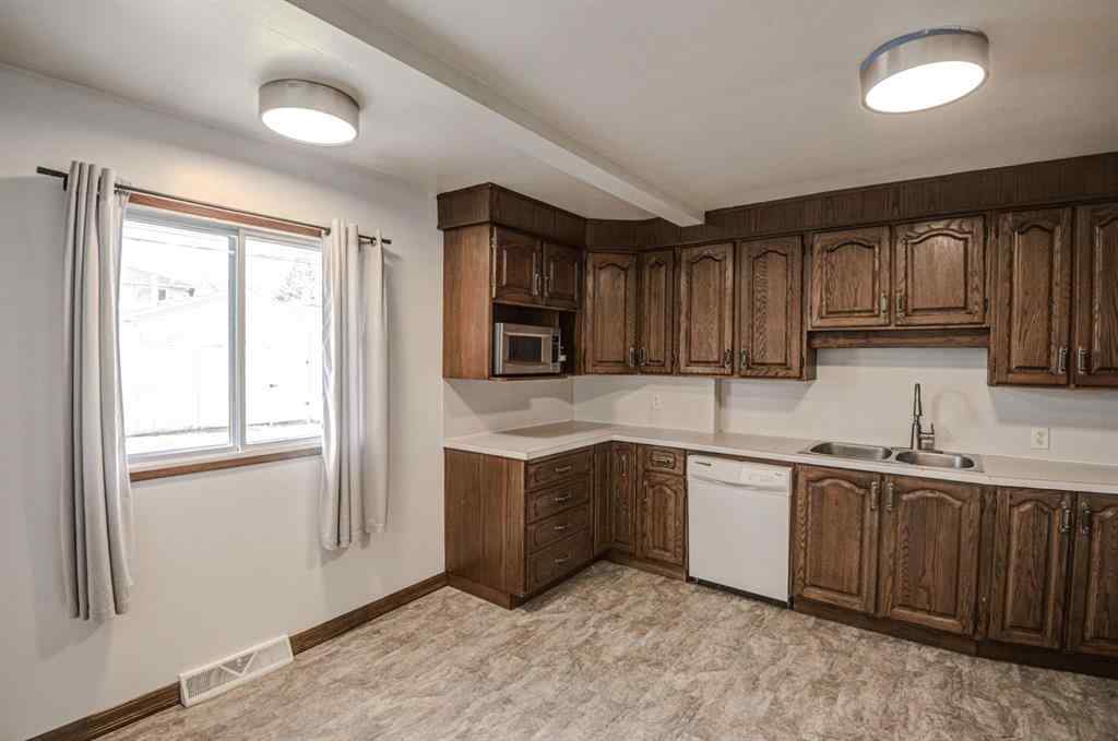 MLS® A2267837 - 6011 Centre Street NW in Thorncliffe Calgary, Residential