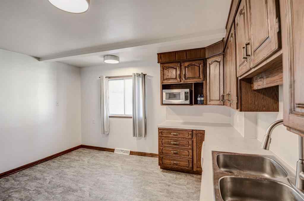 MLS® A2267837 - 6011 Centre Street NW in Thorncliffe Calgary, Residential