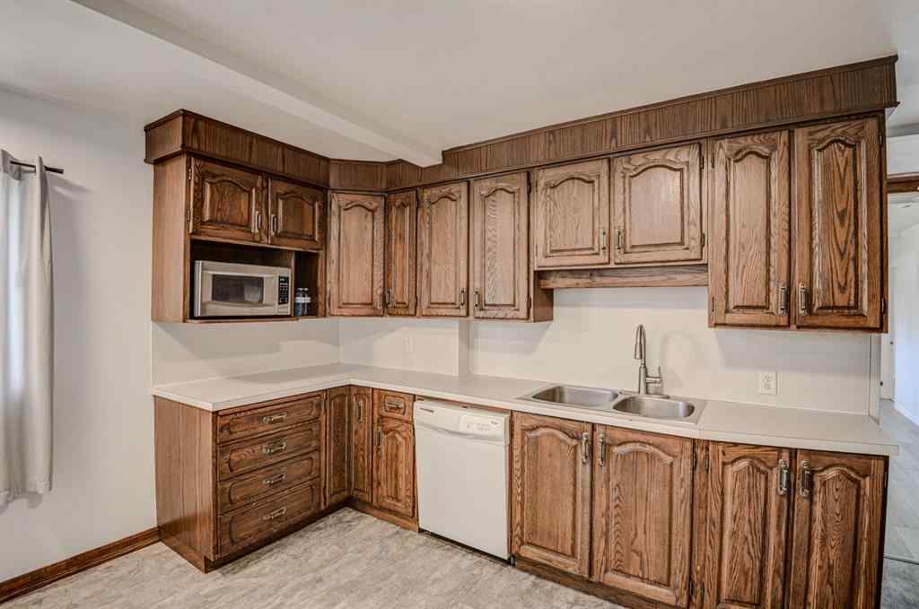 MLS® A2267837 - 6011 Centre Street NW in Thorncliffe Calgary, Residential