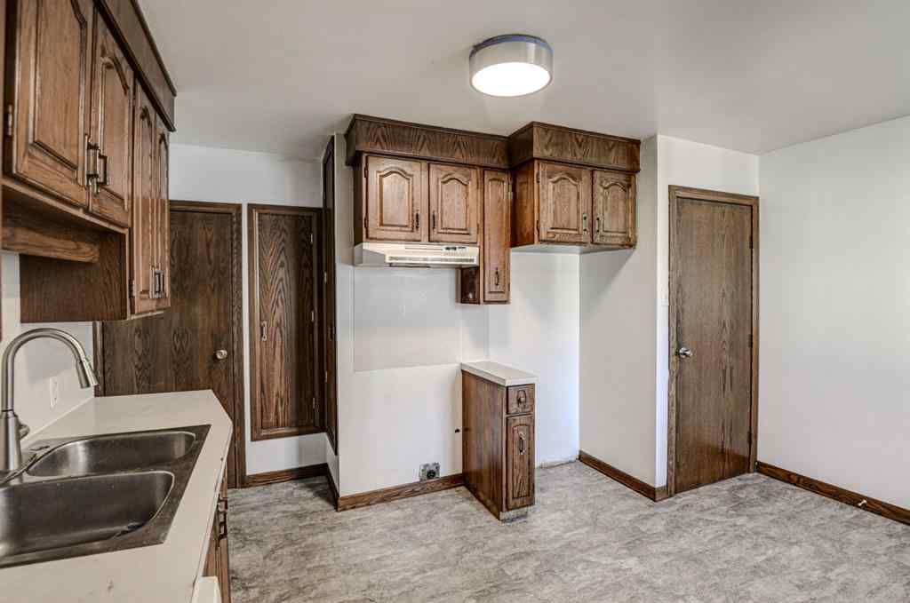 MLS® A2267837 - 6011 Centre Street NW in Thorncliffe Calgary, Residential