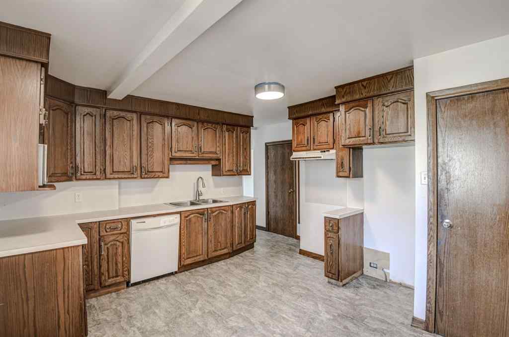 MLS® A2267837 - 6011 Centre Street NW in Thorncliffe Calgary, Residential