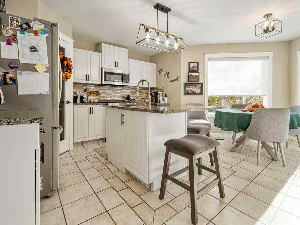 MLS® A2267871 - 425 FAIRMONT Boulevard S in Fairmont Lethbridge, Residential