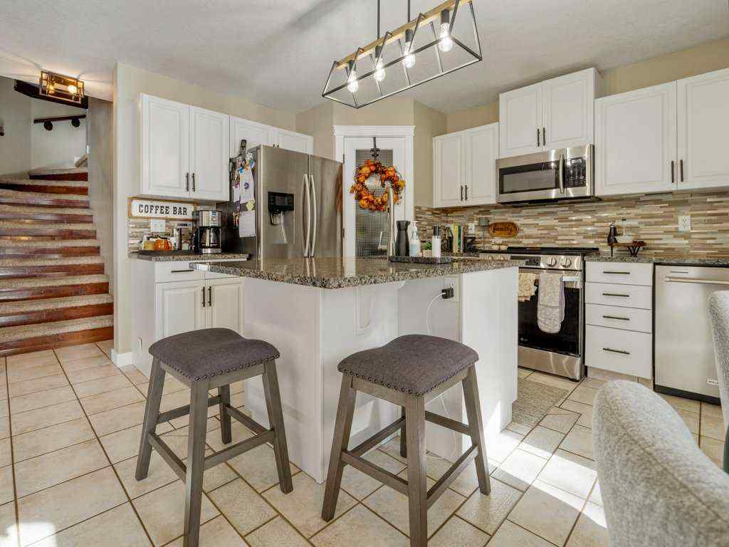 MLS® A2267871 - 425 FAIRMONT Boulevard S in Fairmont Lethbridge, Residential