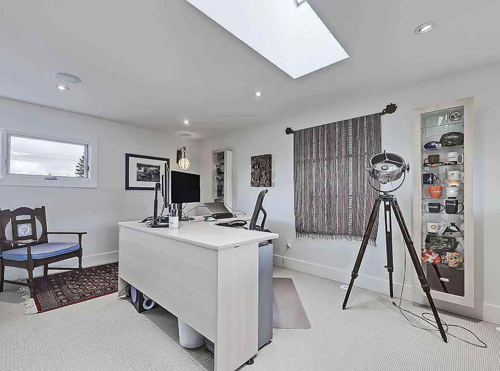 MLS® A2267873 - 2307 3 Avenue NW in West Hillhurst Calgary, Residential