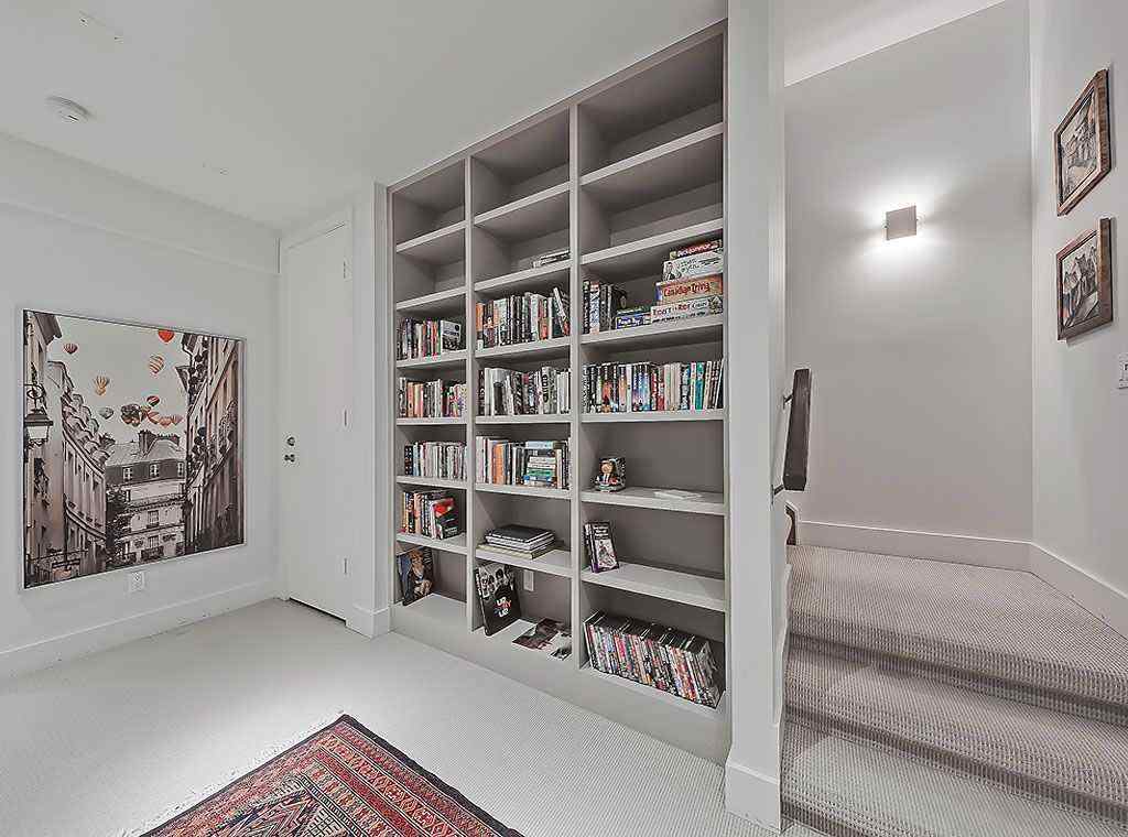 MLS® A2267873 - 2307 3 Avenue NW in West Hillhurst Calgary, Residential