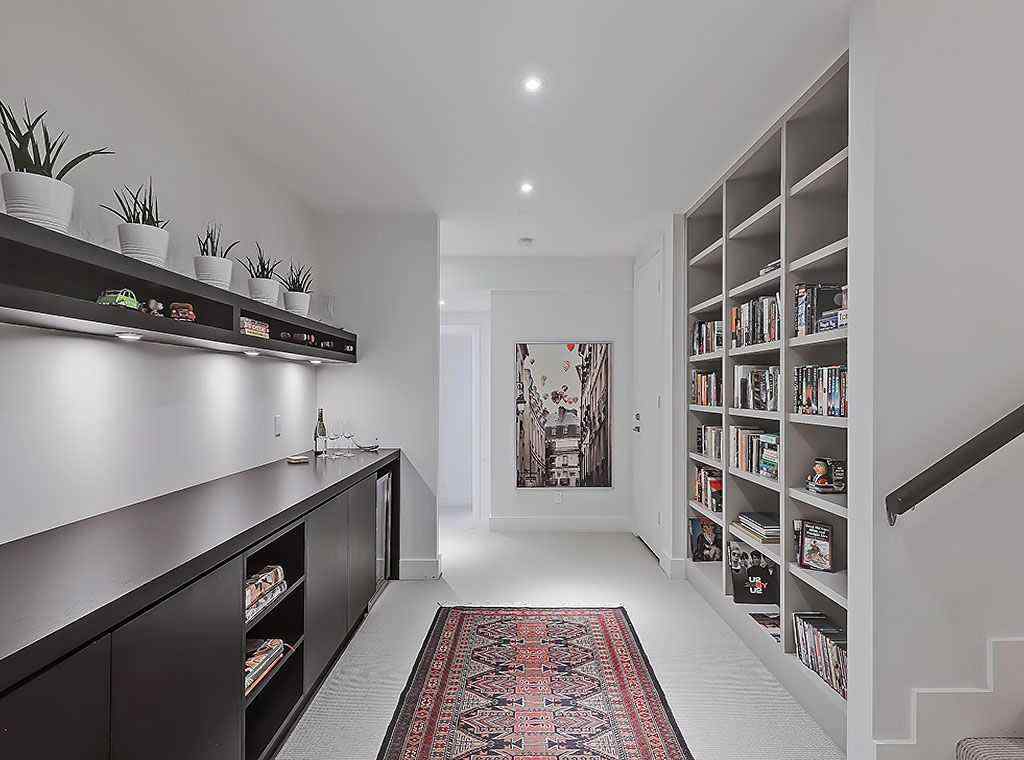 MLS® A2267873 - 2307 3 Avenue NW in West Hillhurst Calgary, Residential