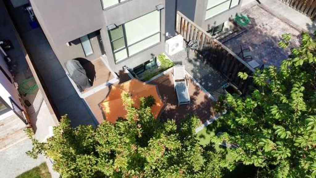 MLS® A2267873 - 2307 3 Avenue NW in West Hillhurst Calgary, Residential