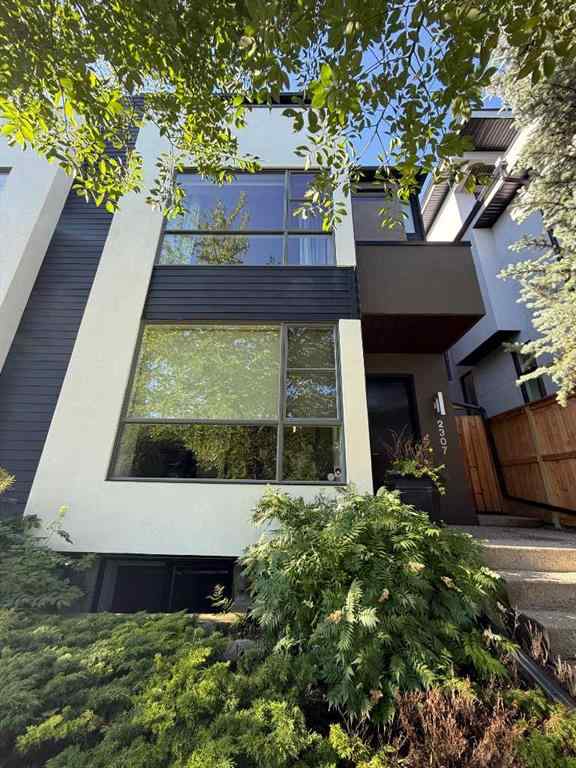 MLS® A2267873 - 2307 3 Avenue NW in West Hillhurst Calgary, Residential