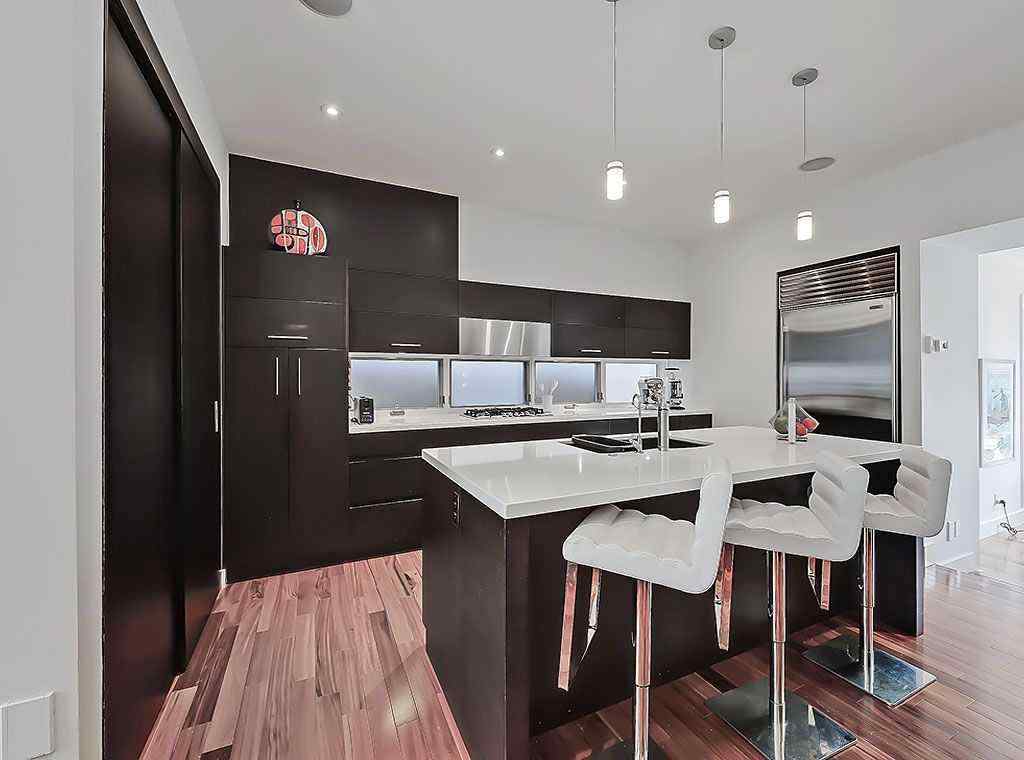 MLS® A2267873 - 2307 3 Avenue NW in West Hillhurst Calgary, Residential