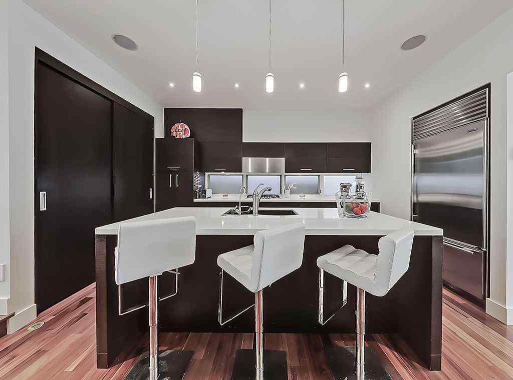 MLS® A2267873 - 2307 3 Avenue NW in West Hillhurst Calgary, Residential