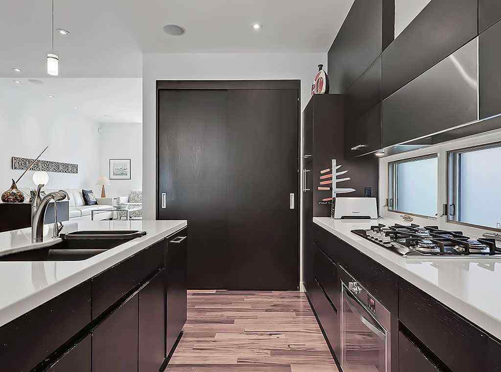 MLS® A2267873 - 2307 3 Avenue NW in West Hillhurst Calgary, Residential