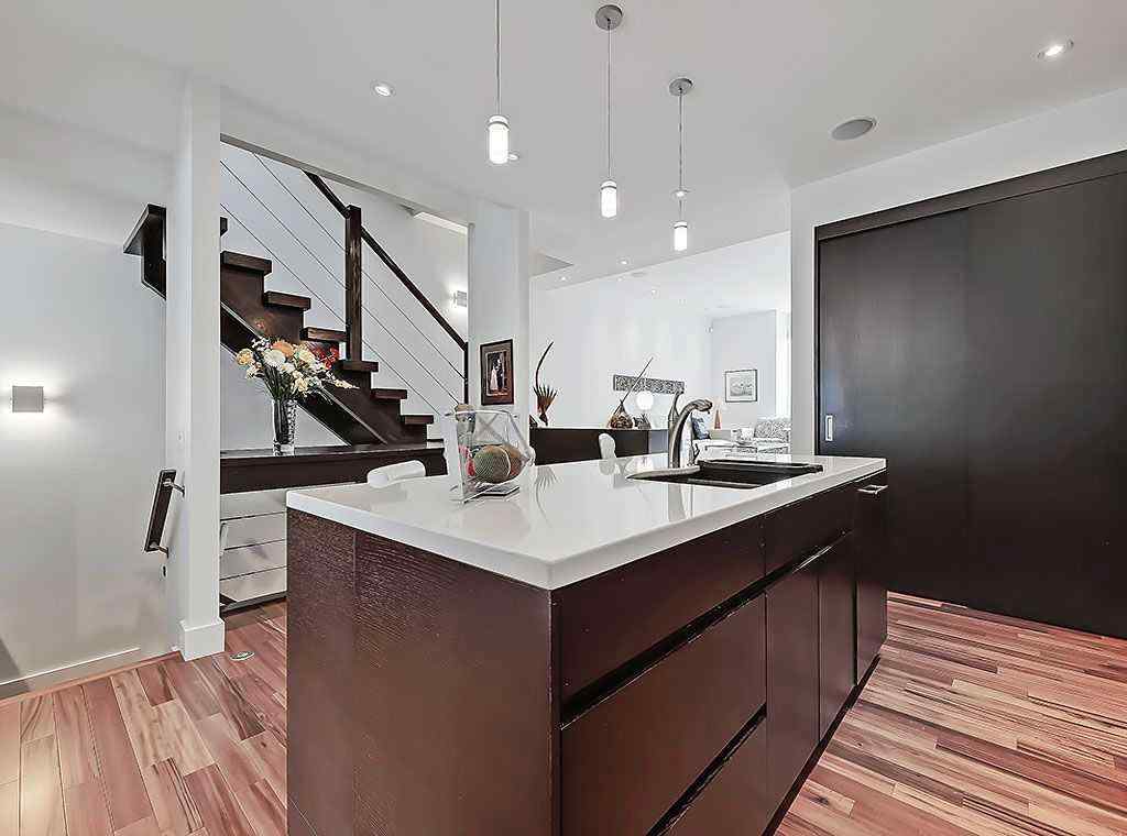 MLS® A2267873 - 2307 3 Avenue NW in West Hillhurst Calgary, Residential