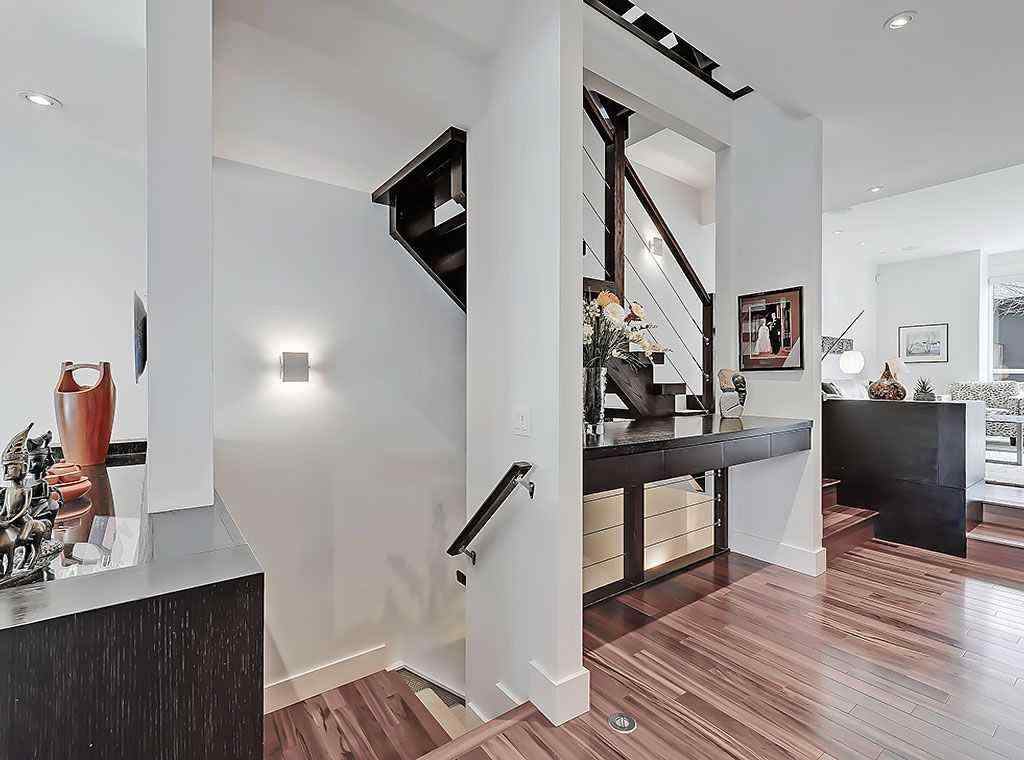 MLS® A2267873 - 2307 3 Avenue NW in West Hillhurst Calgary, Residential